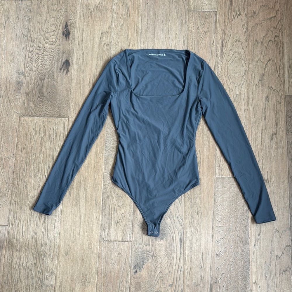 Abercrombie & Fitch Long Sleeve Square Neck Bodysuit in Charcoal Gray